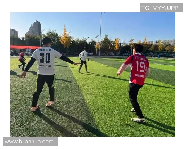 手握足球的世界巨星闪耀绿茵场展现非凡风采与无限激情 手握足球的世界巨星闪耀绿茵场展现非凡风采与无限激情