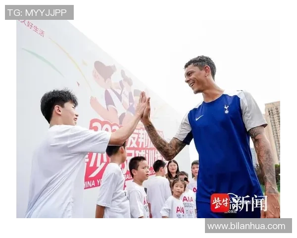 粉丝偶遇足球球星激动合影现场氛围温馨感动瞬间