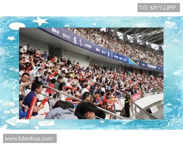 足球明星走过街头瞬间引发市民热议见证偶像的魅力与激情